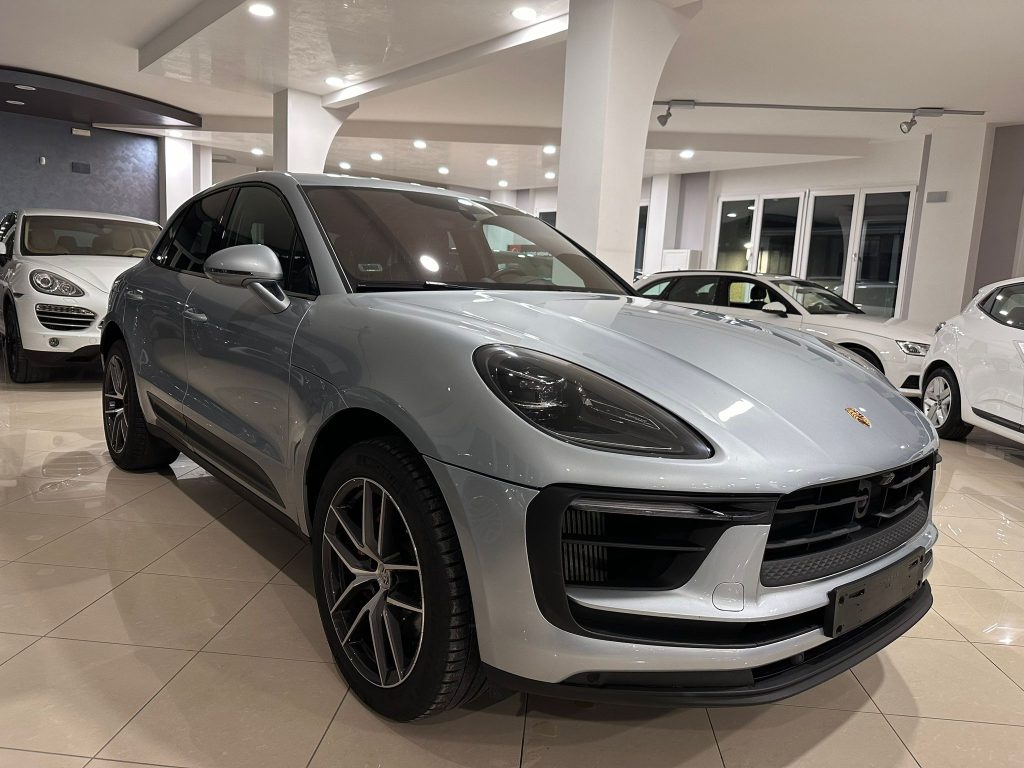 La Porsche Macan S 2.9 Benzina 380 CV combina un design elegante, prestazioni eccezionali e tecnologia avanzata. Un SUV che offre sportività e lusso per ogni occasione.